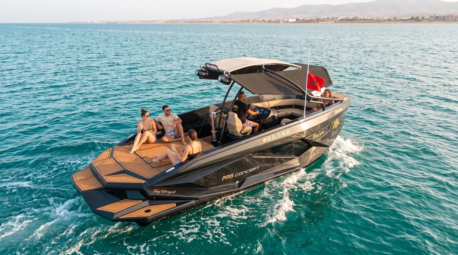 Le bateau PRS Concept et ses passagers au large de Saïdia