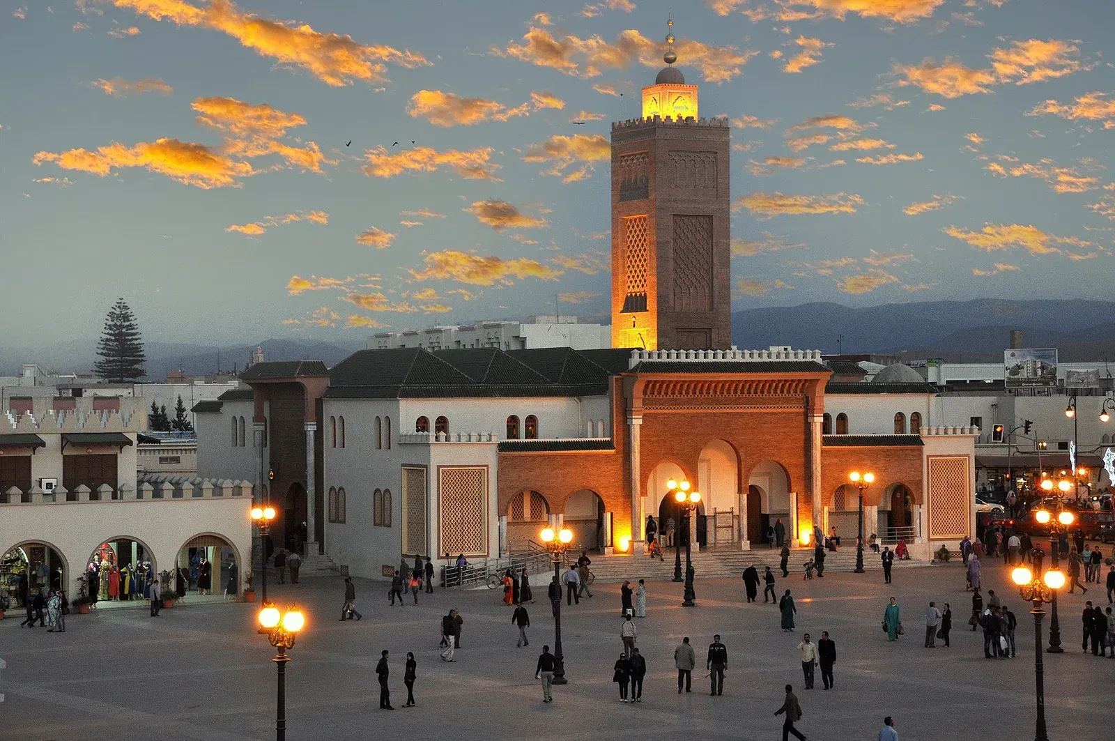 La Grande Mosquée d’Oujda et sa place animée au coucher du soleil